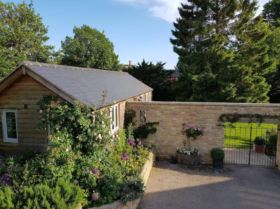 Charming Cottage Surrounded By Idyllic Garden In Peaceful Location In Central Charlbury Eksteriør billede