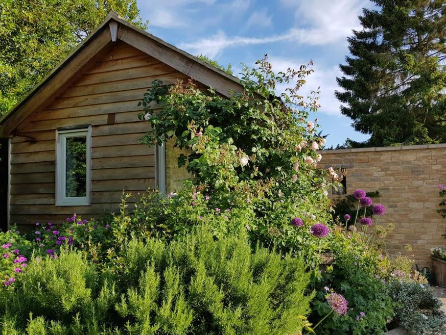 Charming Cottage Surrounded By Idyllic Garden In Peaceful Location In Central Charlbury Eksteriør billede