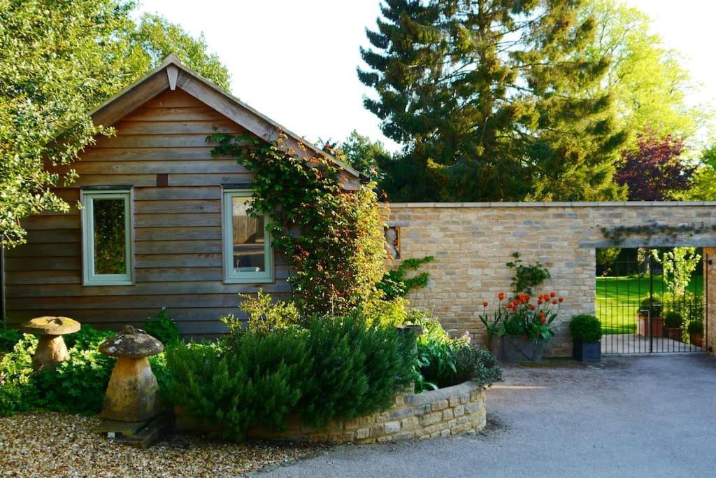 Charming Cottage Surrounded By Idyllic Garden In Peaceful Location In Central Charlbury Eksteriør billede